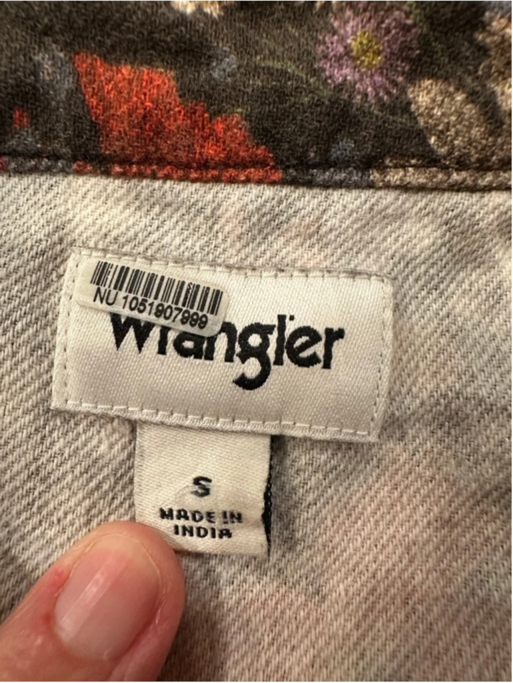 Wrangler Western Floral Raw Hem Cropped Denim Shirt - Picture 8 of 12